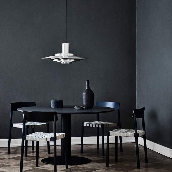 In Between SK12 spisebord, eg røgolieret, matsort understel i metal &Tradition