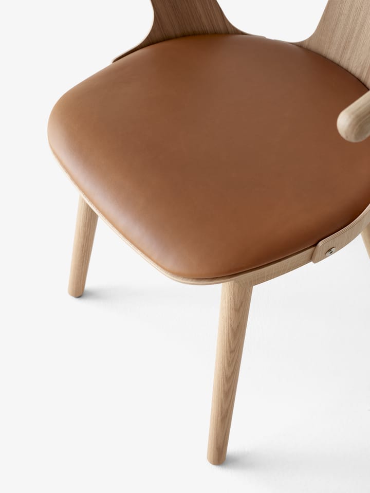 In Between SK2 stol, Olieret eg-Noble cognac leather &Tradition