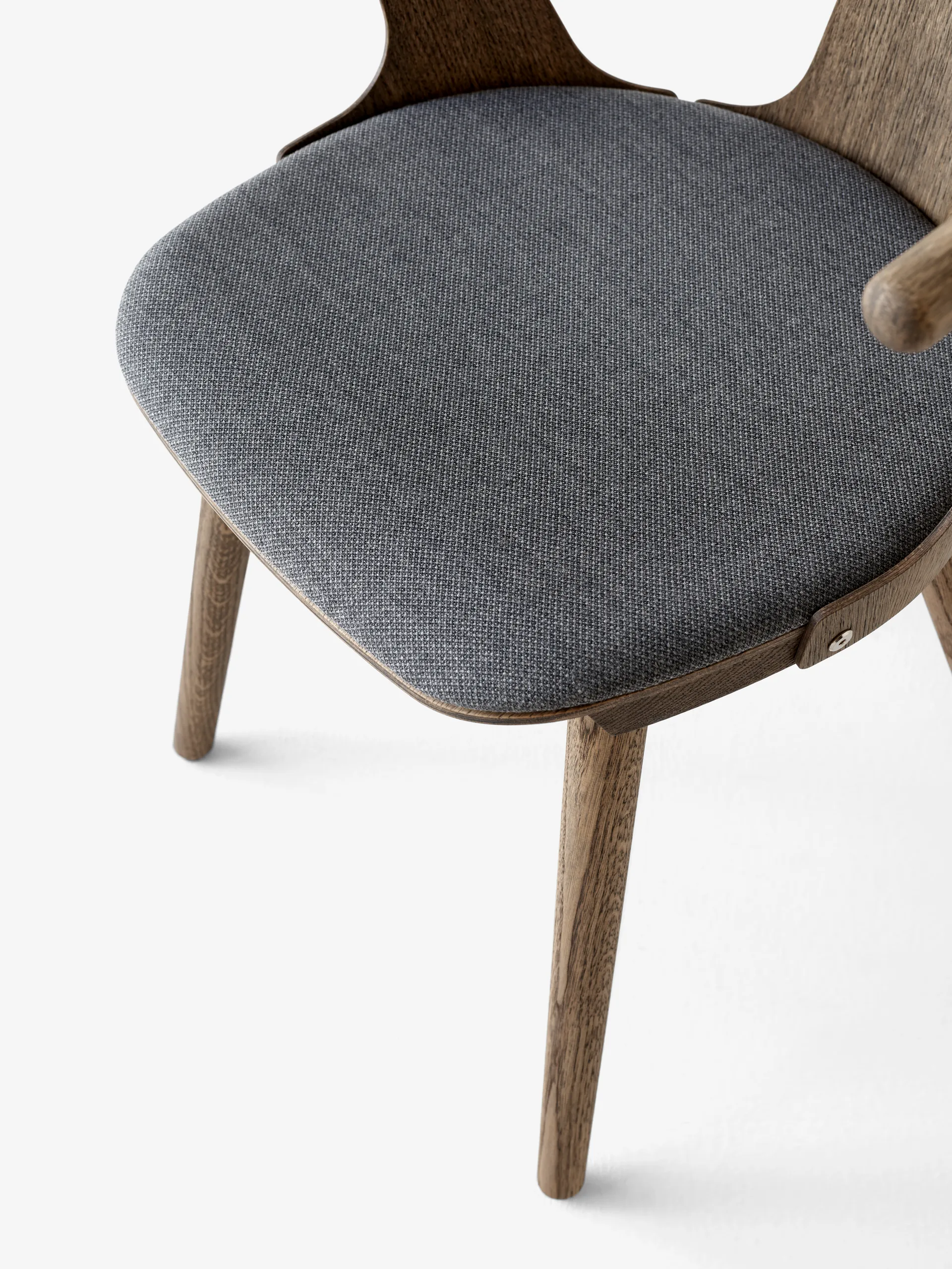 In Between SK2 stol, Røget olieret eg-Fiord 171 &Tradition