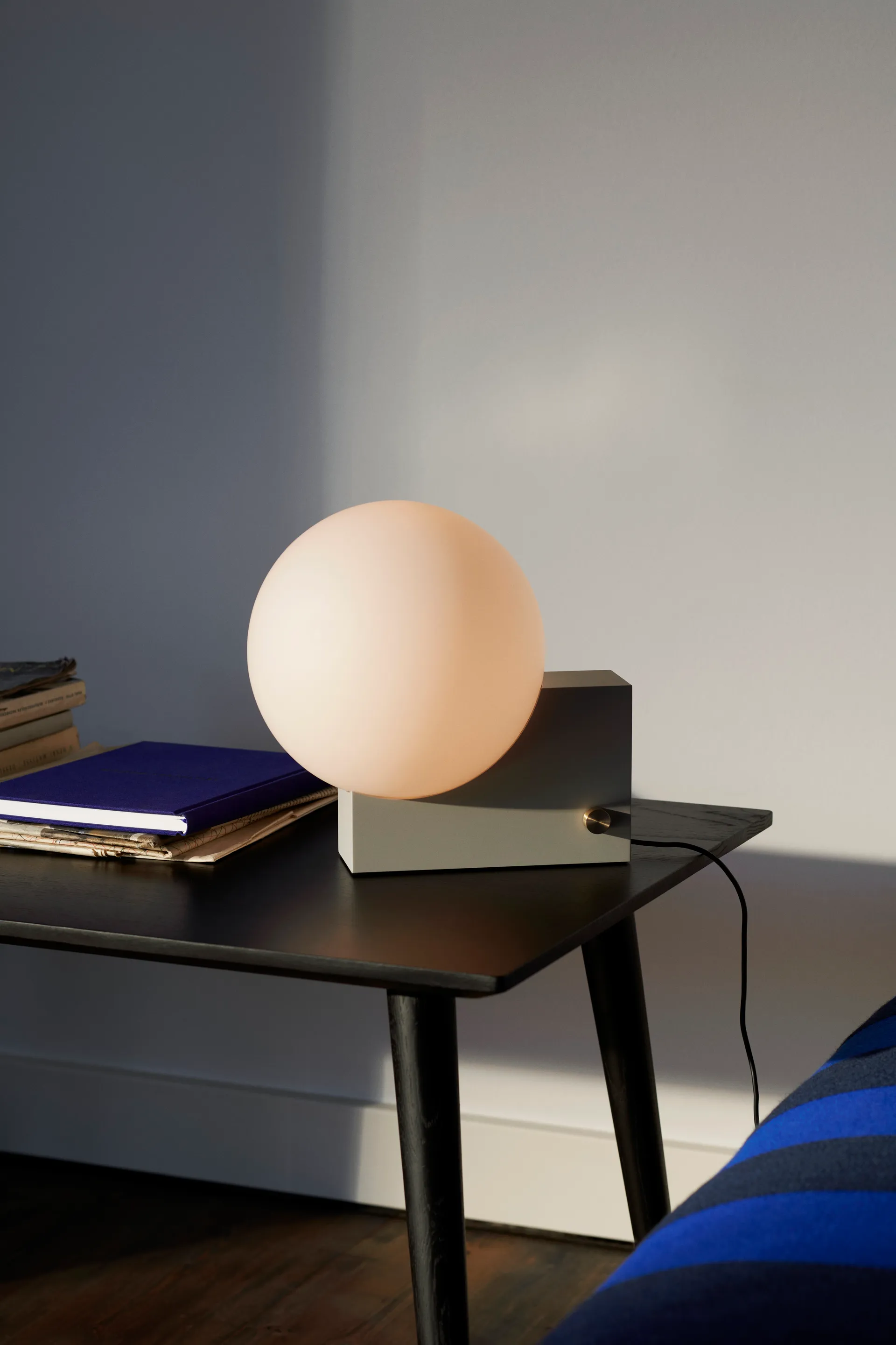 In Between SK23 sofabord 50x110 cm, Sortlakeret eg &Tradition