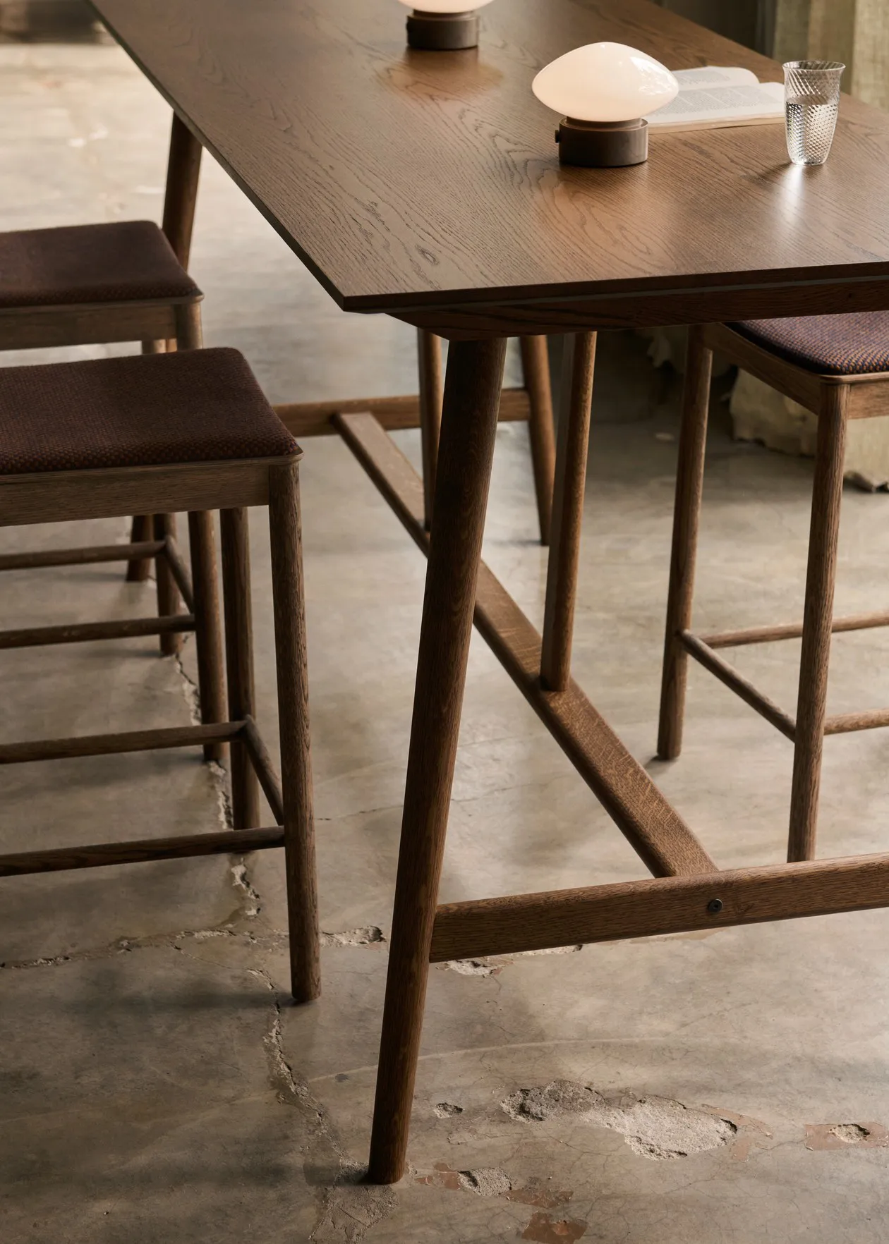 In Between SK26 Counter Table barbord 190x80x95 cm, Røget eg &Tradition