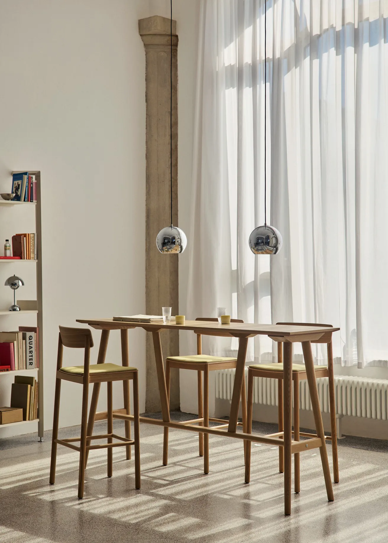 In Between SK27 Bar Table barbord 190x50x105 cm, Lakeret eg &Tradition