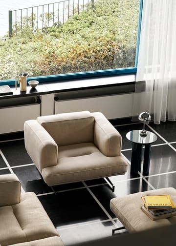 Inland AV21 lænestol - Clay 0011/Warm black - &Tradition