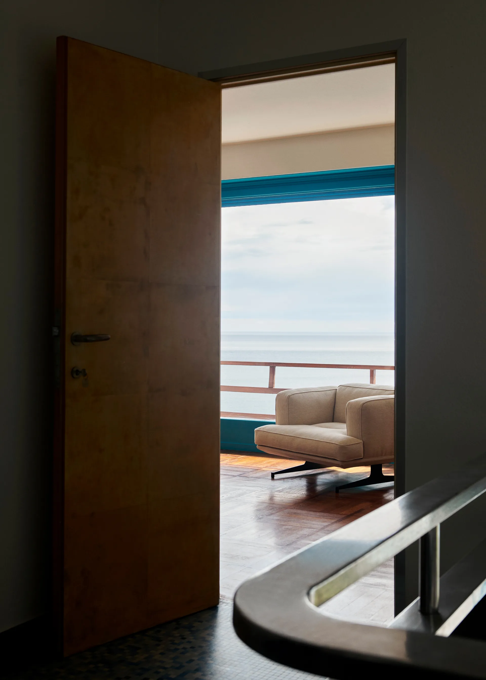 Inland AV21 lænestol, Clay 0011/Warm black &Tradition