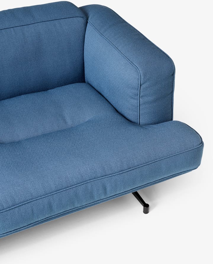 Inland AV23 3-personers sofa, Vidar 4 Denim Blue 733, sorte ben &Tradition