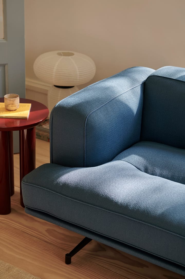 Inland AV23 3-personers sofa, Vidar 4 Denim Blue 733, sorte ben &Tradition