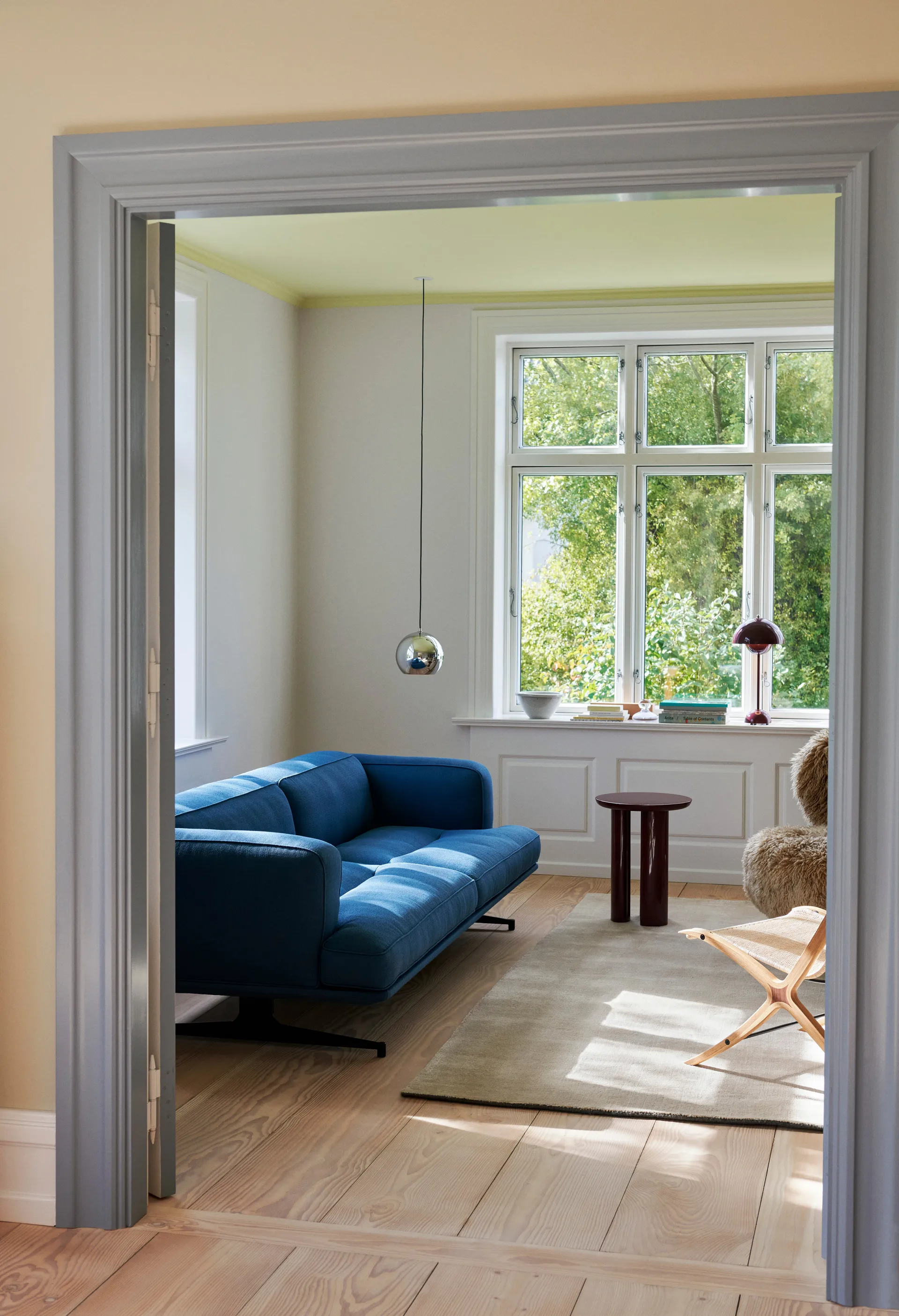 Inland AV23 3-personers sofa, Vidar 4 Denim Blue 733, sorte ben &Tradition