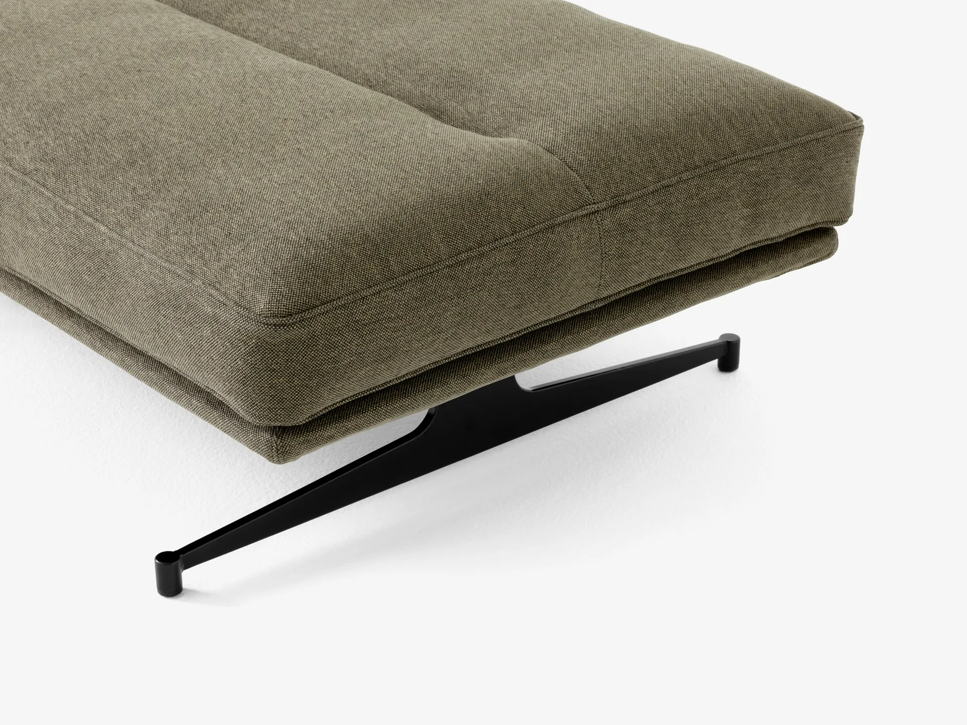 Inland AV32 puf 78x113 cm, Clay 0014/Warm black &Tradition