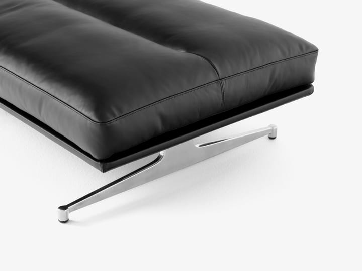 Inland AV32 puf 78x113 cm, Noble læder sort/Poleret aluminium &Tradition