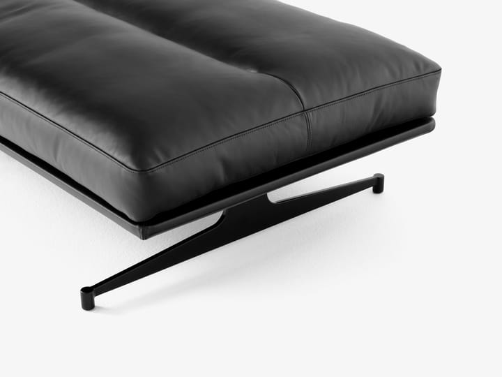 Inland AV32 puf 78x113 cm, Noble læder sort/Warm black &Tradition