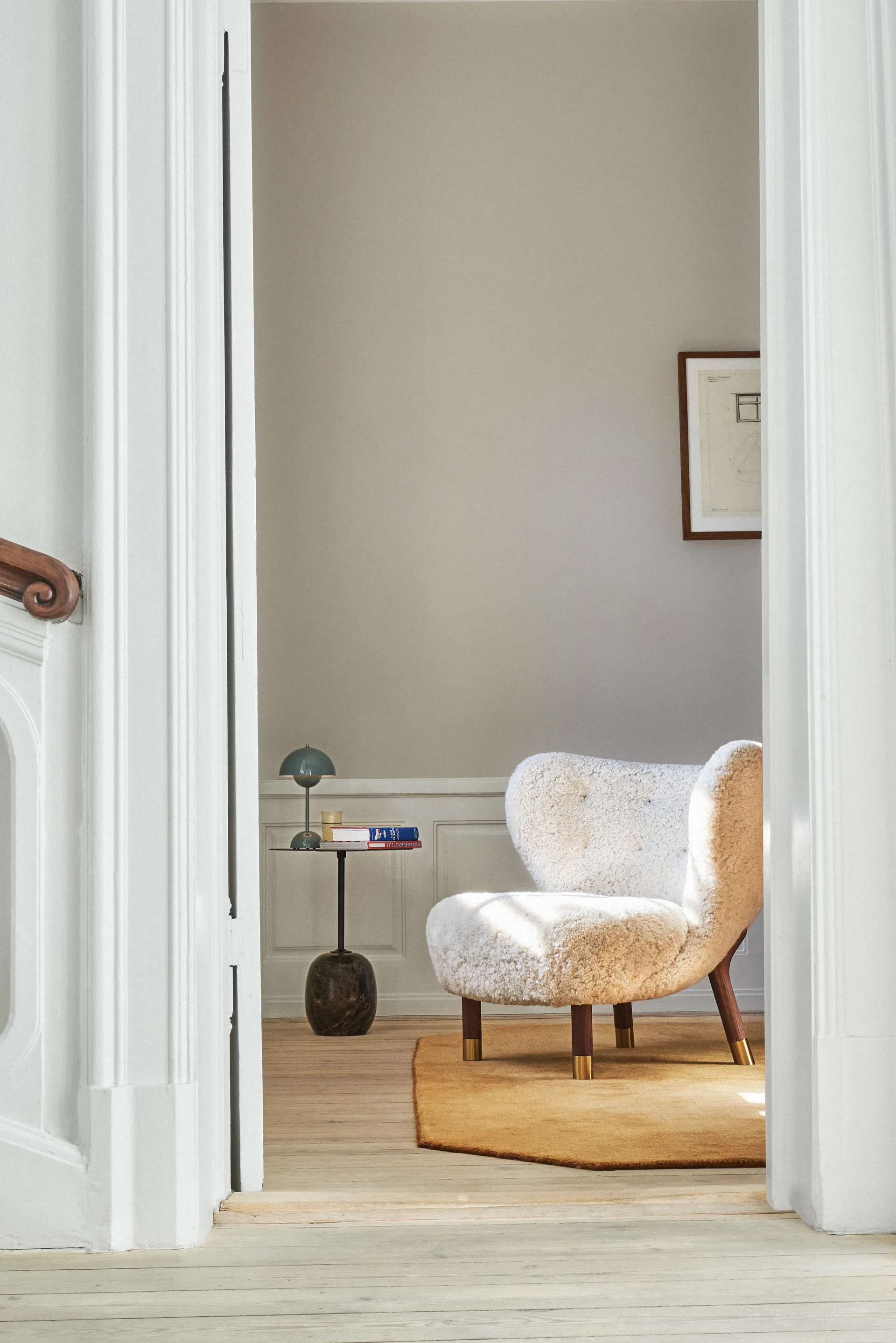 Little Petra VB1 lænestol Limited Edition, Valnød, messing-Moonlight &Tradition