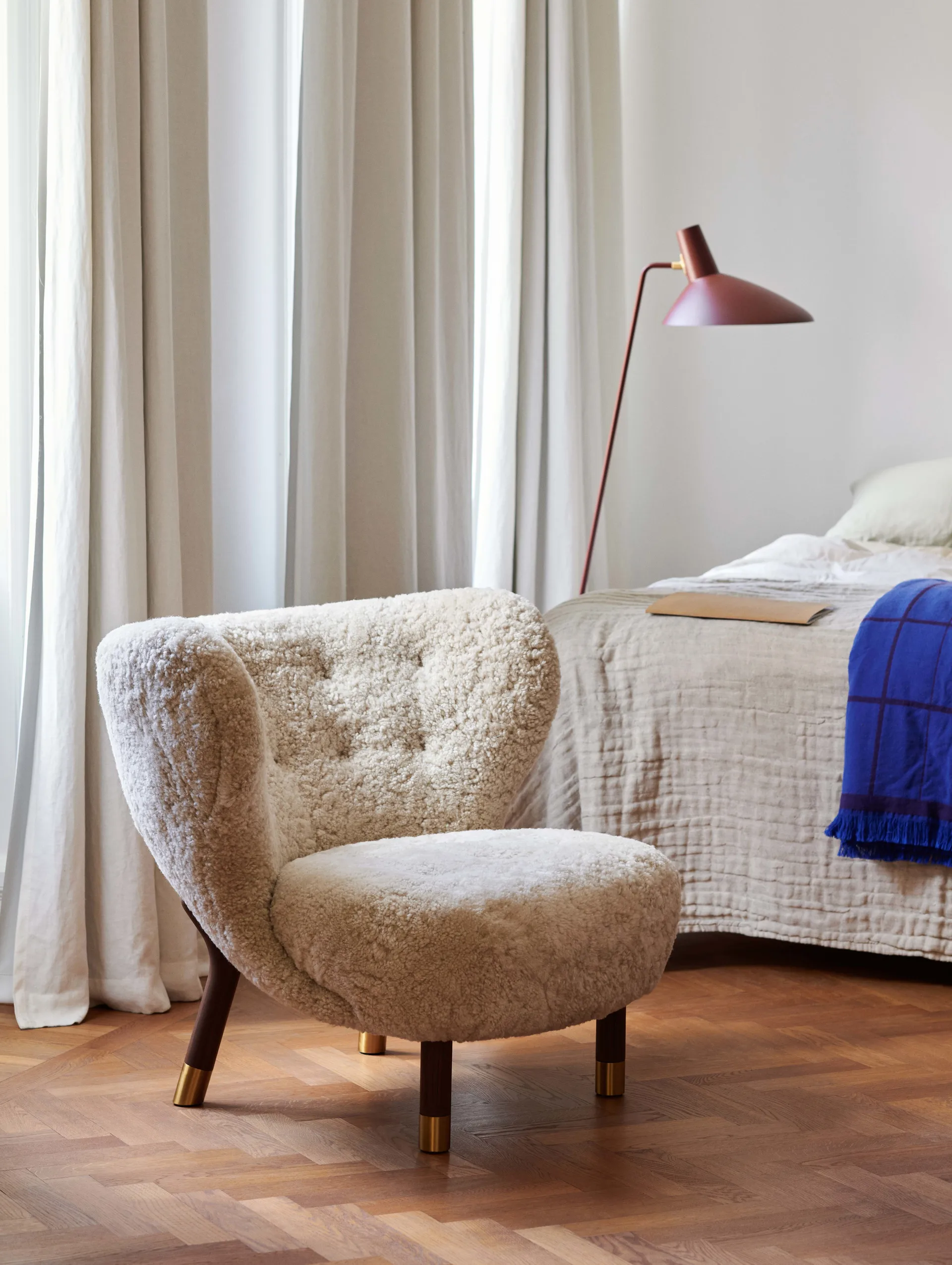 Little Petra VB1 lænestol Limited Edition, Valnød, messing-Moonlight &Tradition