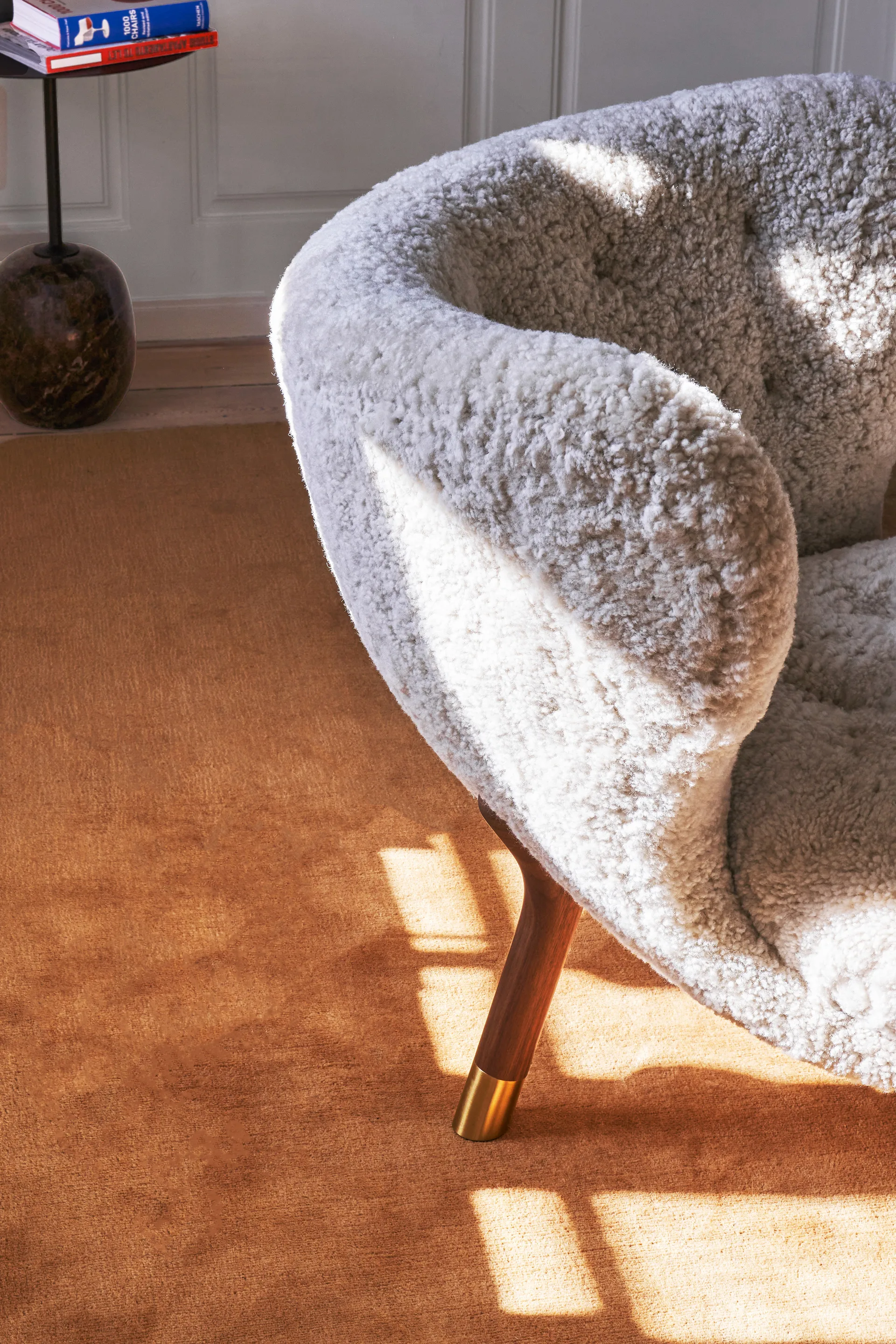 Little Petra VB1 lænestol Limited Edition, Valnød, messing-Moonlight &Tradition