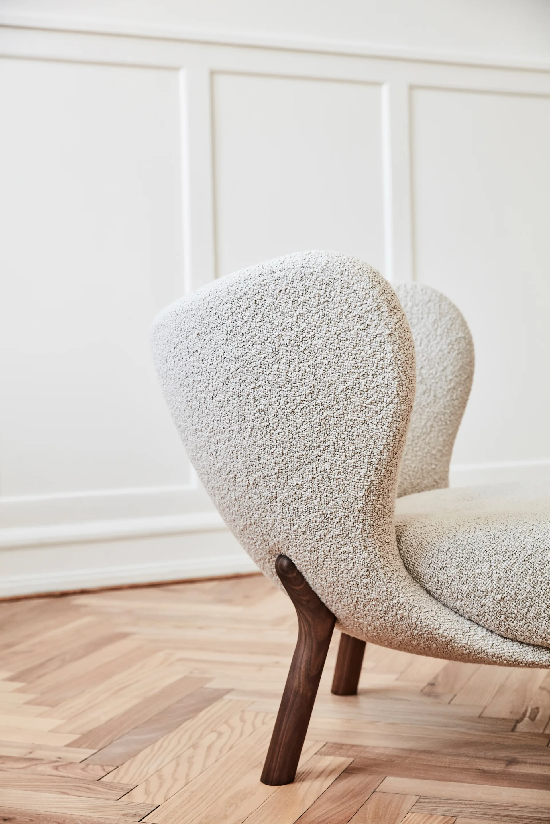 Little Petra VB1 lænestol, Olieret valnød-Karakorum 003 &Tradition