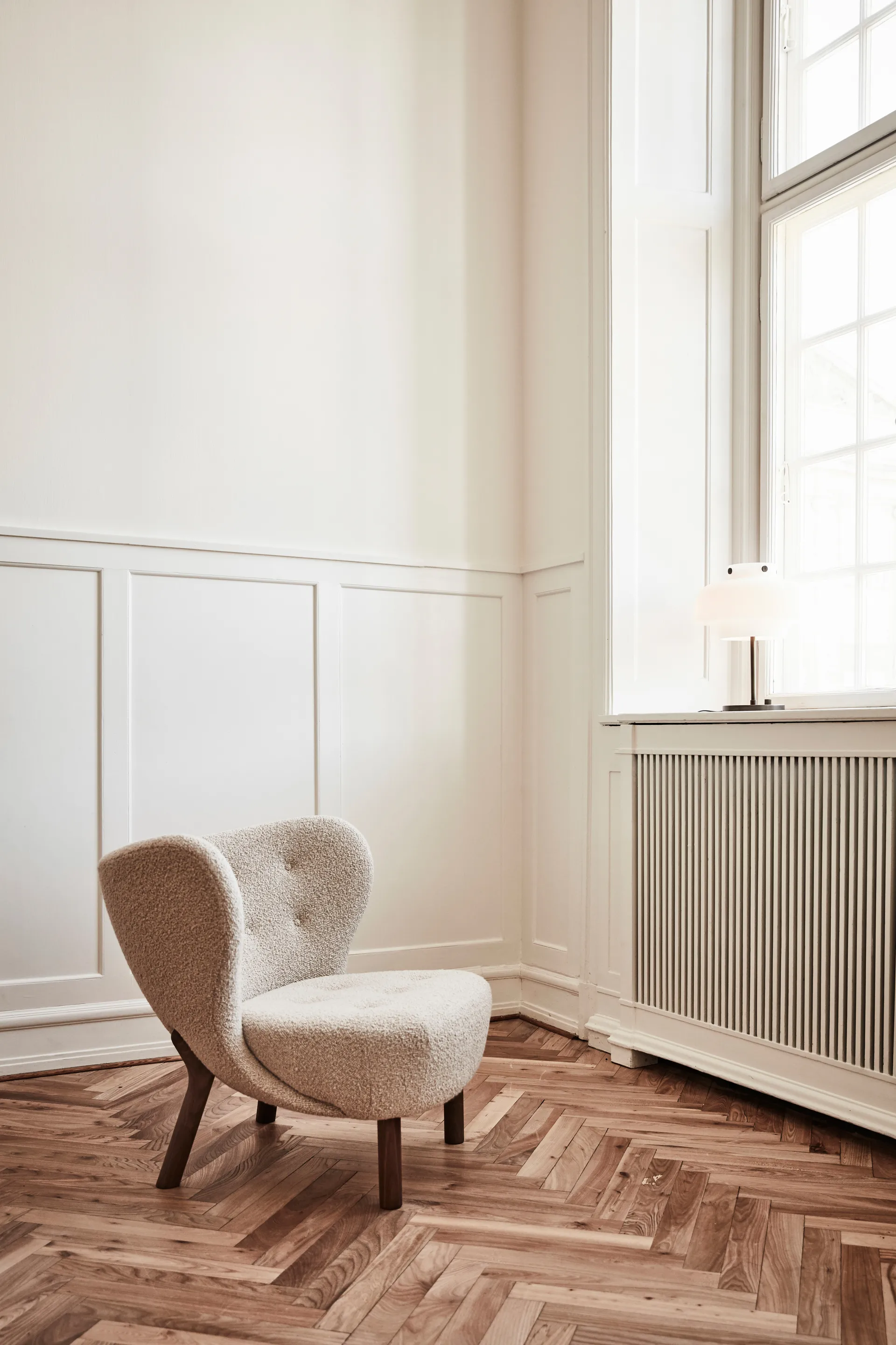 Little Petra VB1 lænestol, Olieret valnød-Karakorum 003 &Tradition