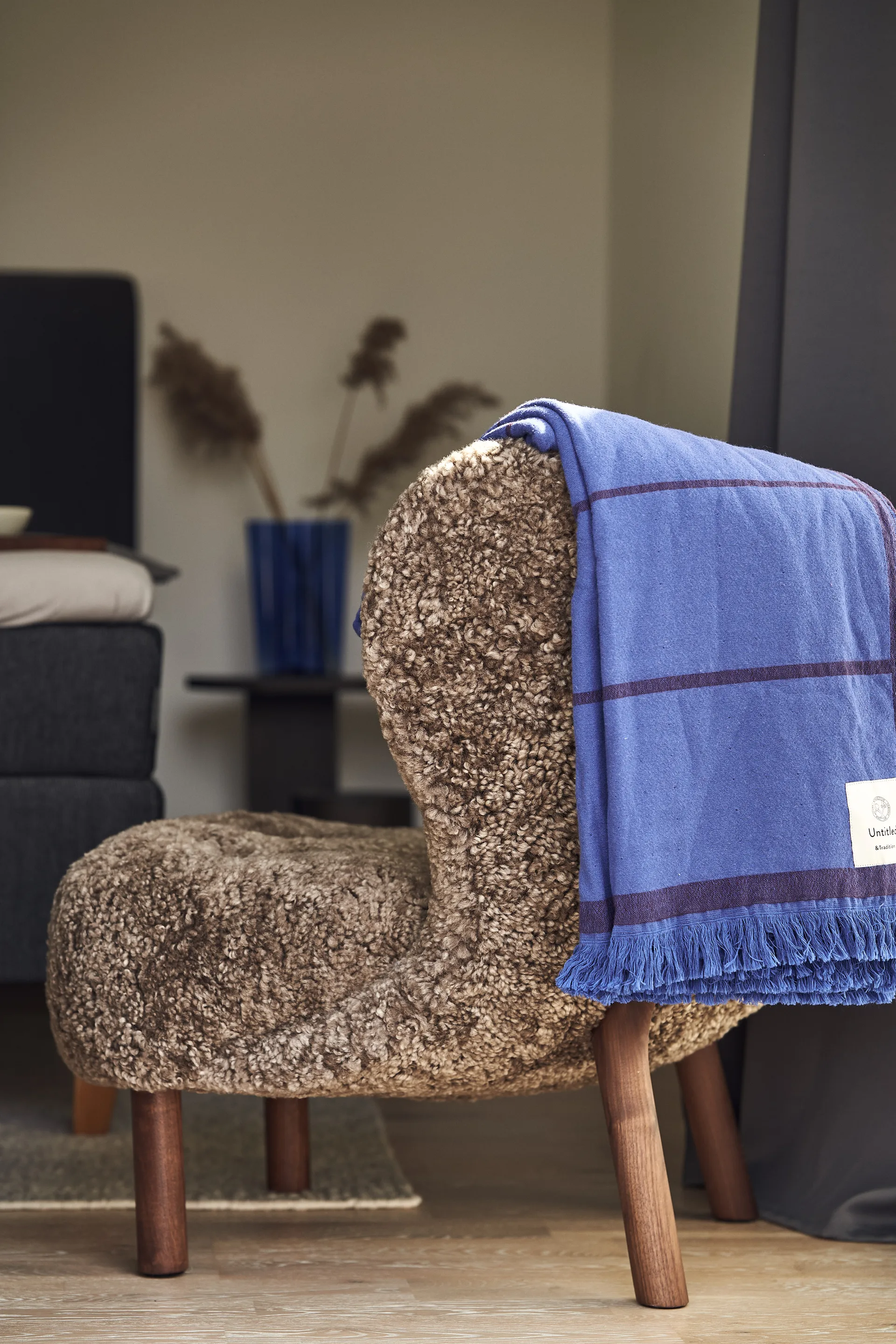 Little Petra VB1 lænestol, Olieret valnød-Sahara &Tradition