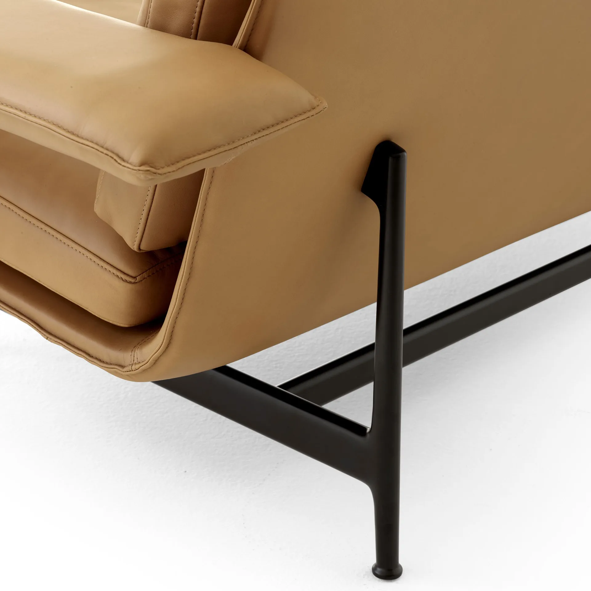 Meantime AV30 2-personers sofa, Warm black-Noble leather Cognac &Tradition