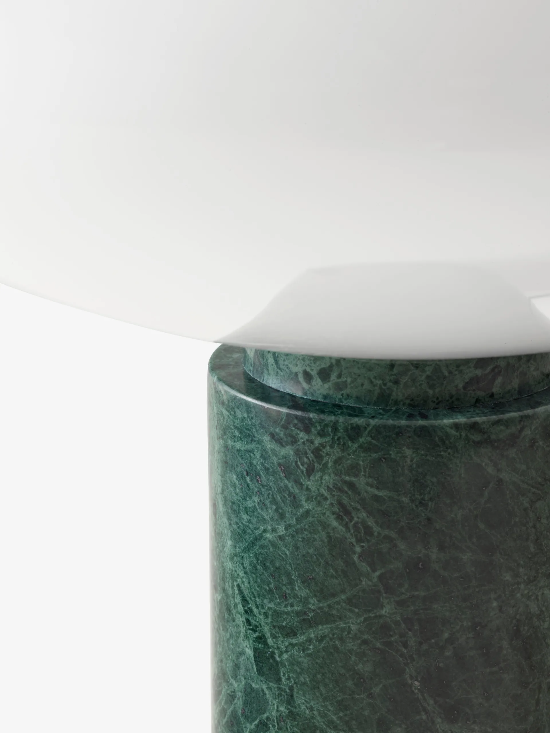 Mist AP17 bordlampe Ø37 cm, Matt White & Guatemala Verde &Tradition