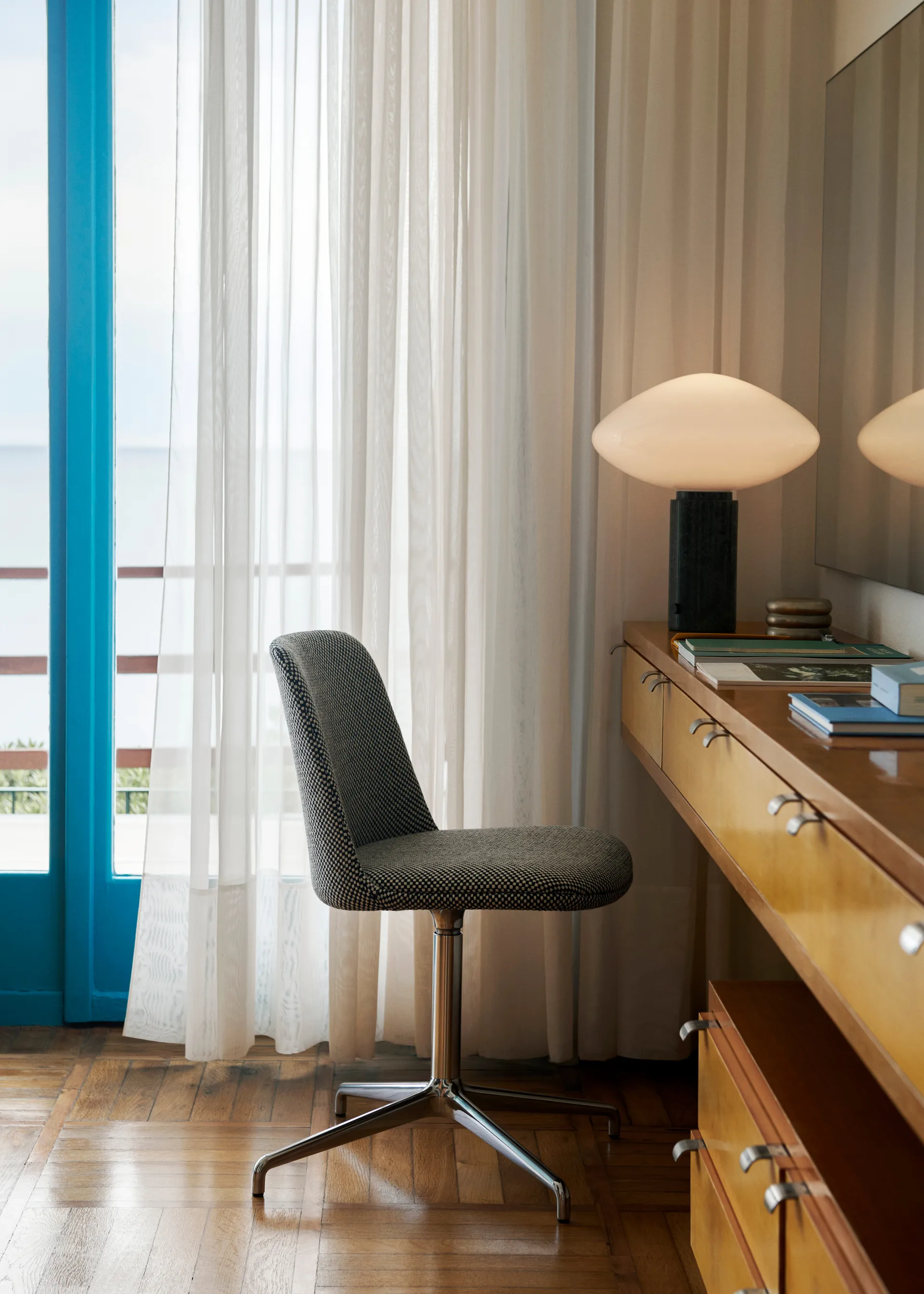 Mist AP17 bordlampe Ø37 cm, Matt White & Guatemala Verde &Tradition