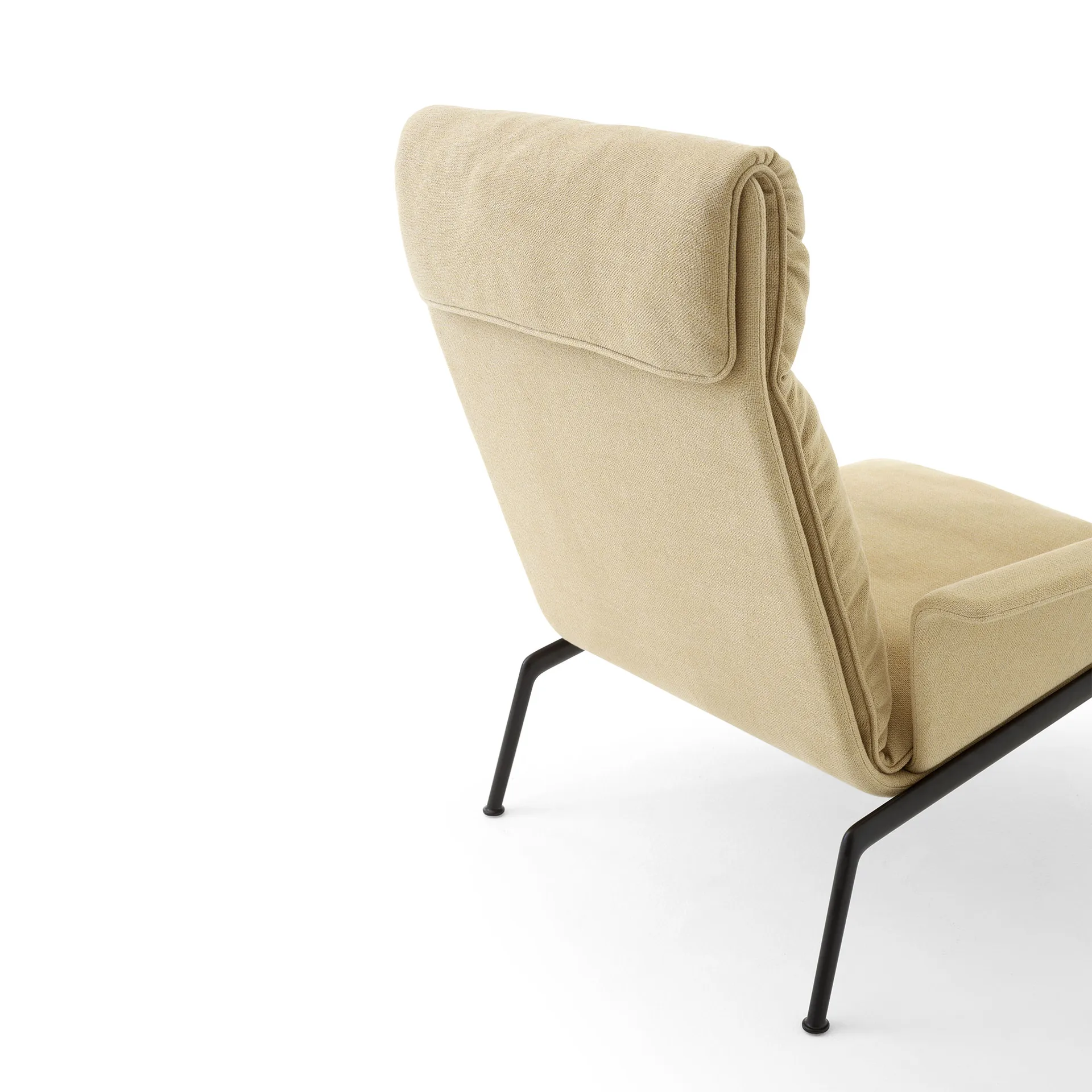 Muno LN17 High back lounge stol, Warm black-Clay 0007 &Tradition