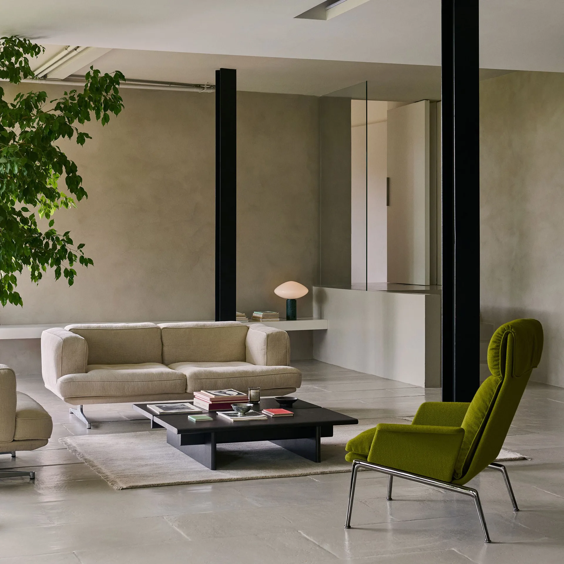 Muno LN17 High back lounge stol, Warm black-Vidar 0956 &Tradition