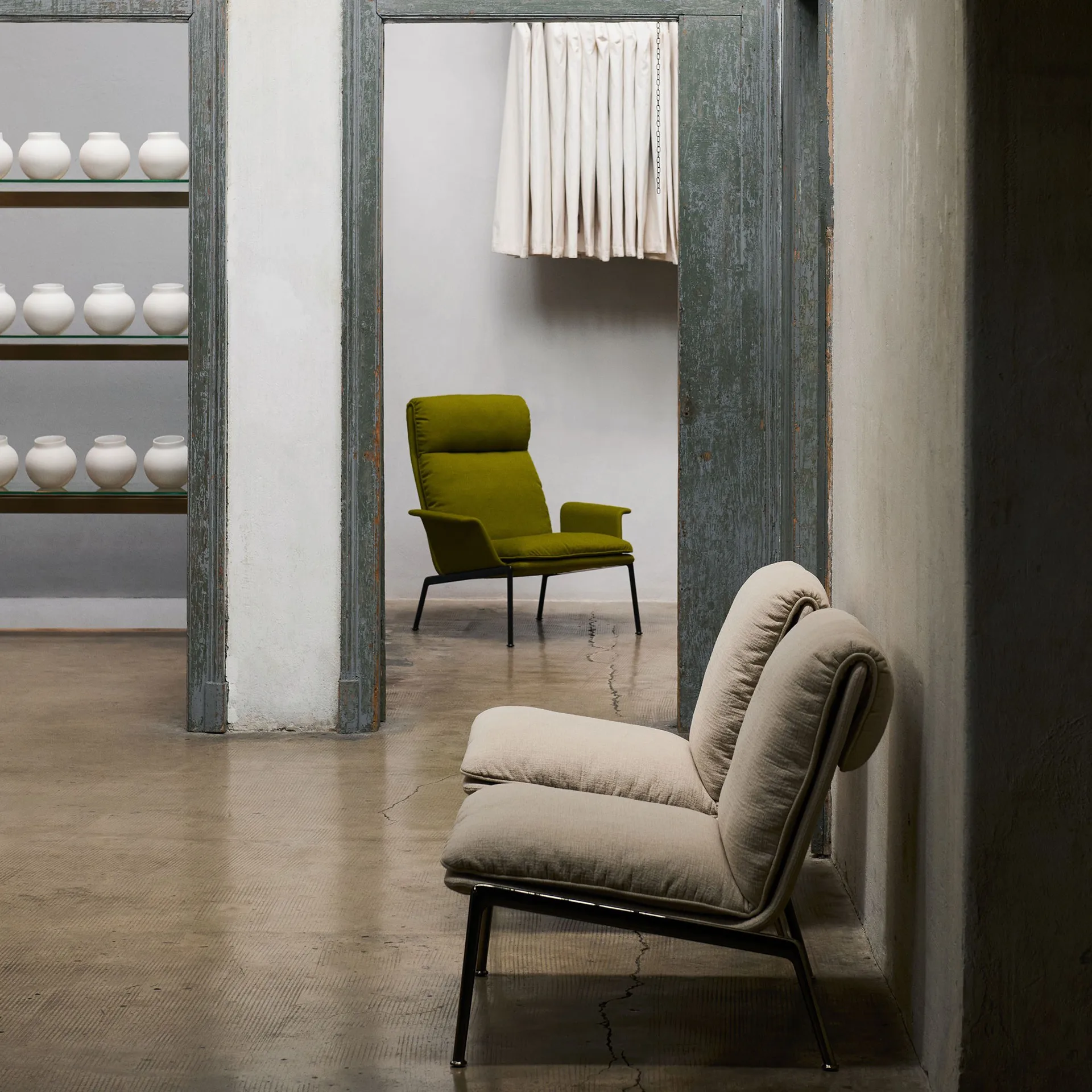 Muno LN17 High back lounge stol, Warm black-Vidar 0956 &Tradition