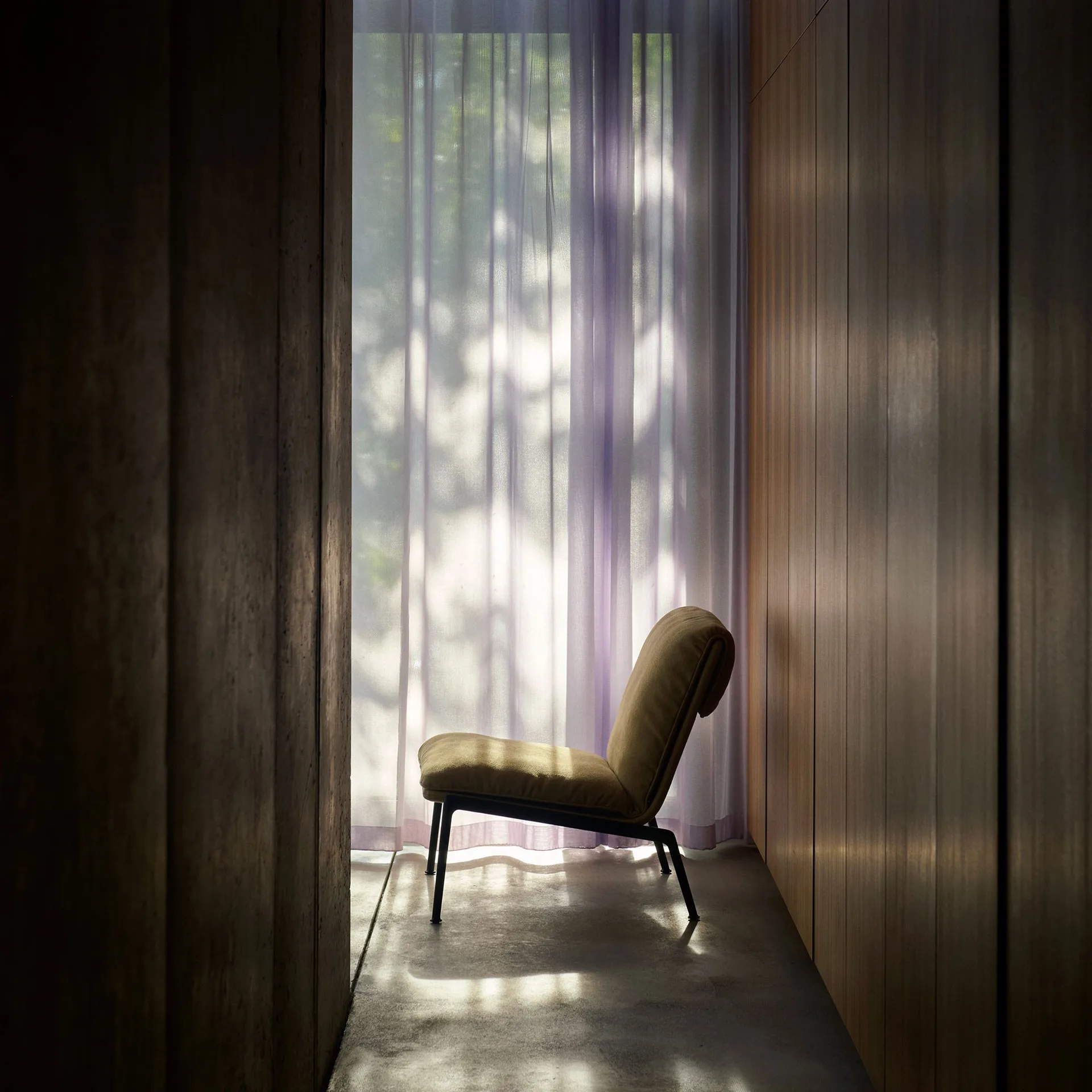 Muno LN18 lounge stol, Warm black-Clay 0007 &Tradition