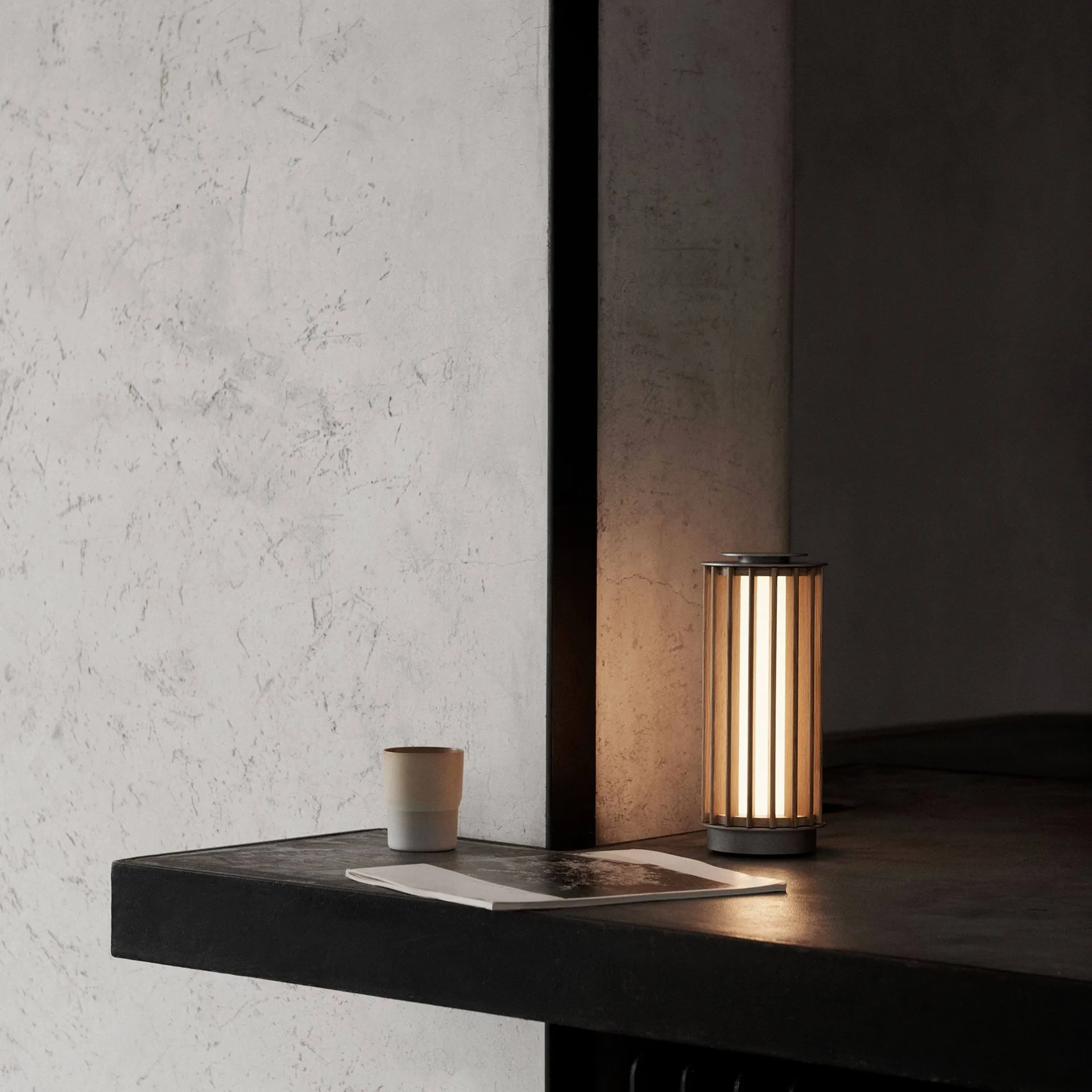 Numbra TY3 bærbar bordlampe, Lakeret eg-trumlet aluminium &Tradition