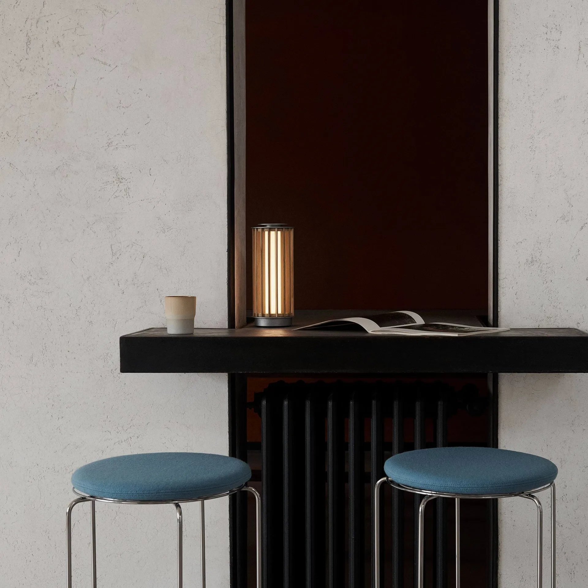 Numbra TY3 bærbar bordlampe, Lakeret eg-trumlet aluminium &Tradition