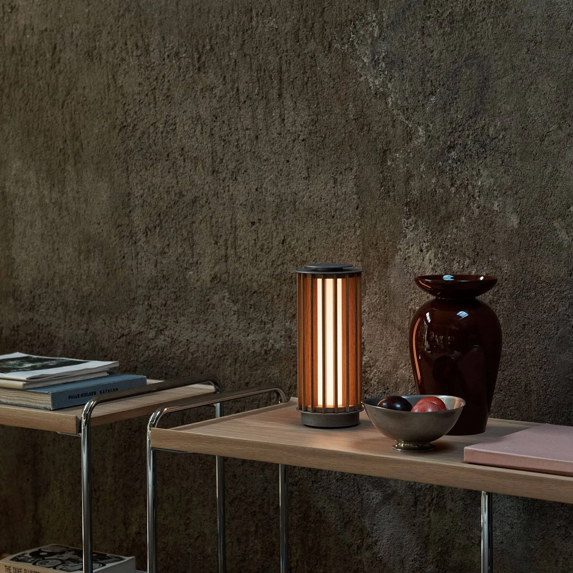 Numbra TY3 bærbar bordlampe, Lakeret eg-trumlet aluminium &Tradition