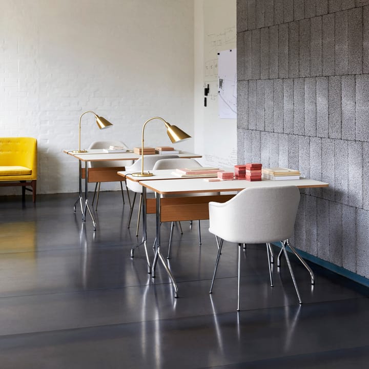 Pavilion AV16 skrivebord, mushroom linoleum, lakeret eg, kromben &Tradition