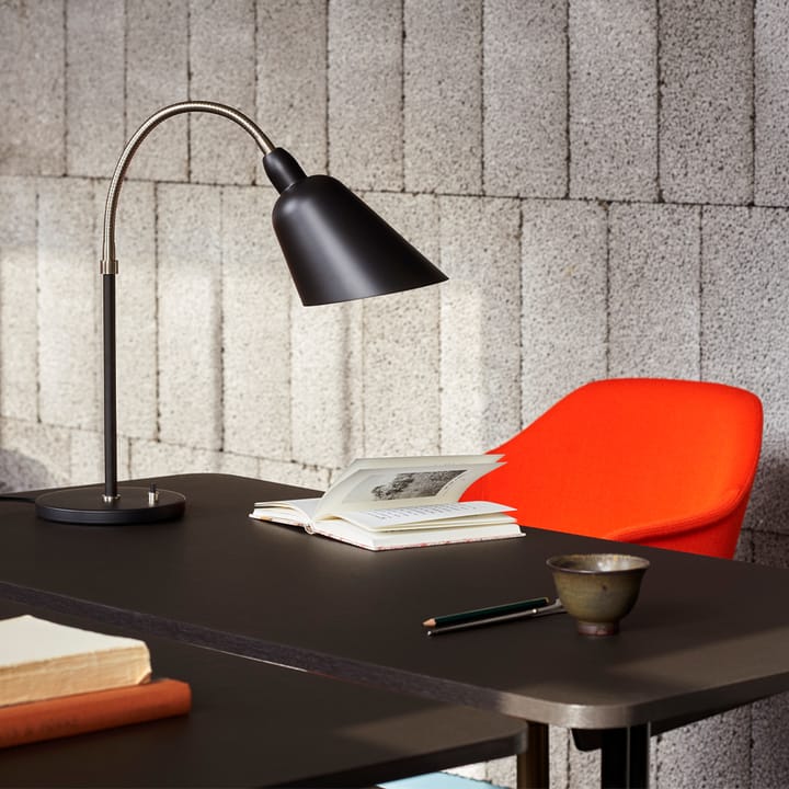 Pavilion AV16 skrivebord, mushroom linoleum, lakeret eg, kromben &Tradition
