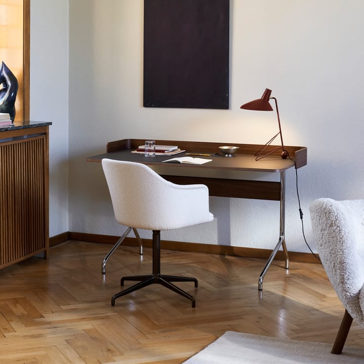 Pavilion AV17 skrivebord, mushroom linoleum, lakeret eg, kromben &Tradition