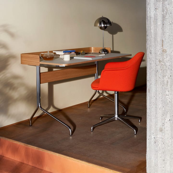 Pavilion AV17 skrivebord, mushroom linoleum, lakeret eg, kromben &Tradition