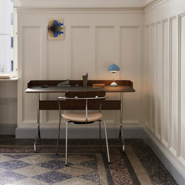 Pavilion AV17 skrivebord, mushroom linoleum, lakeret eg, kromben &Tradition