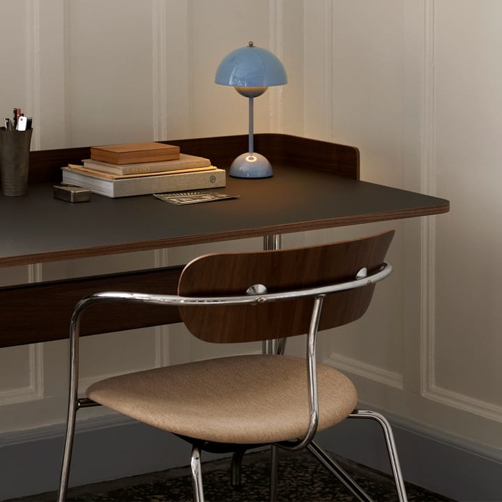 Pavilion AV17 skrivebord, mushroom linoleum, lakeret eg, kromben &Tradition
