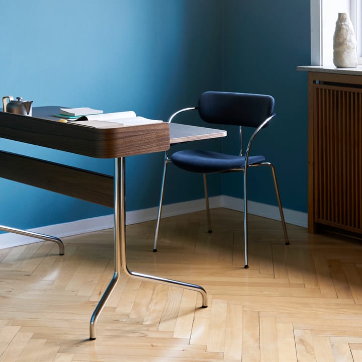 Pavilion AV17 skrivebord, mushroom linoleum, lakeret eg, kromben &Tradition