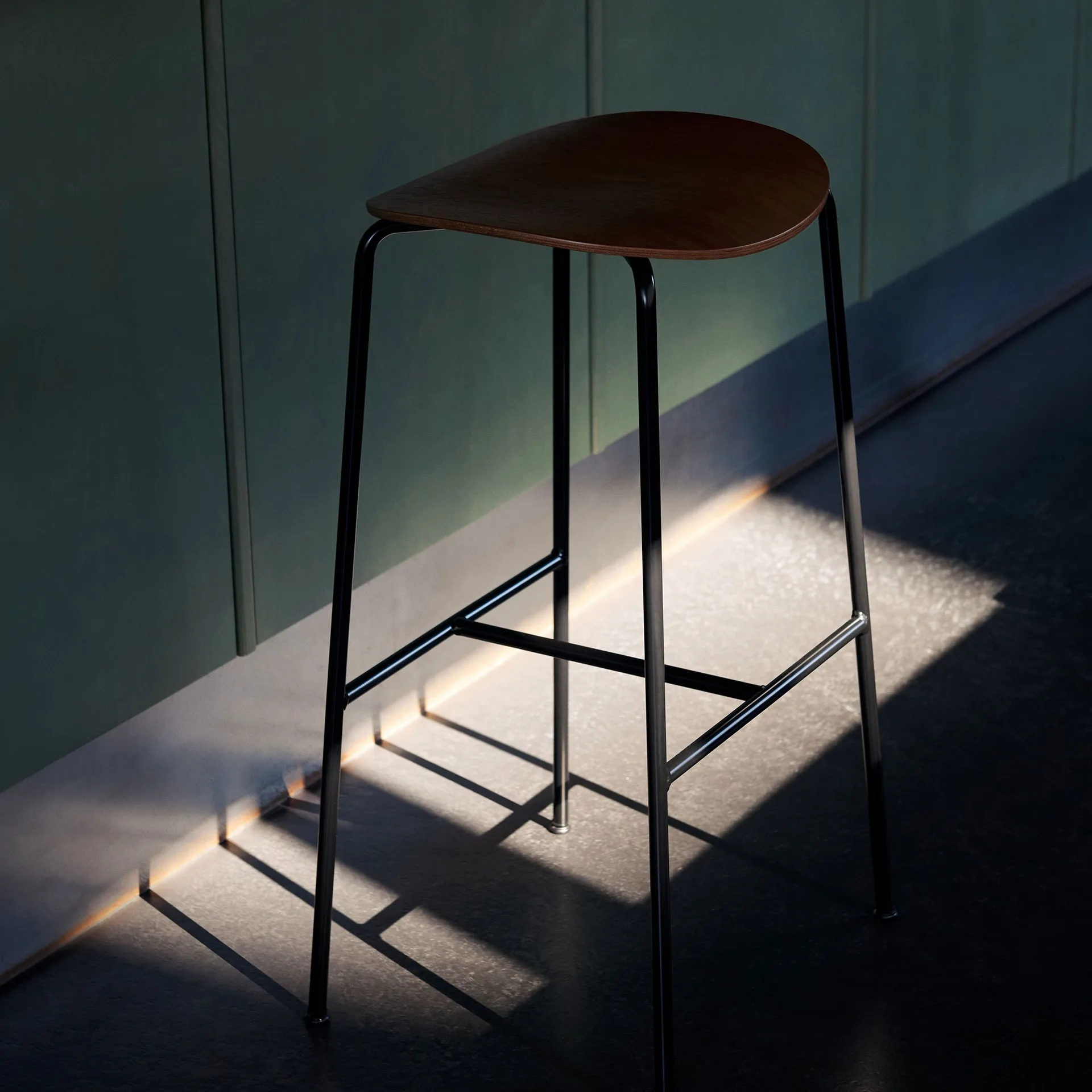 Pavilion AV37 bar skammel 68 cm, Black-lacquered oak &Tradition