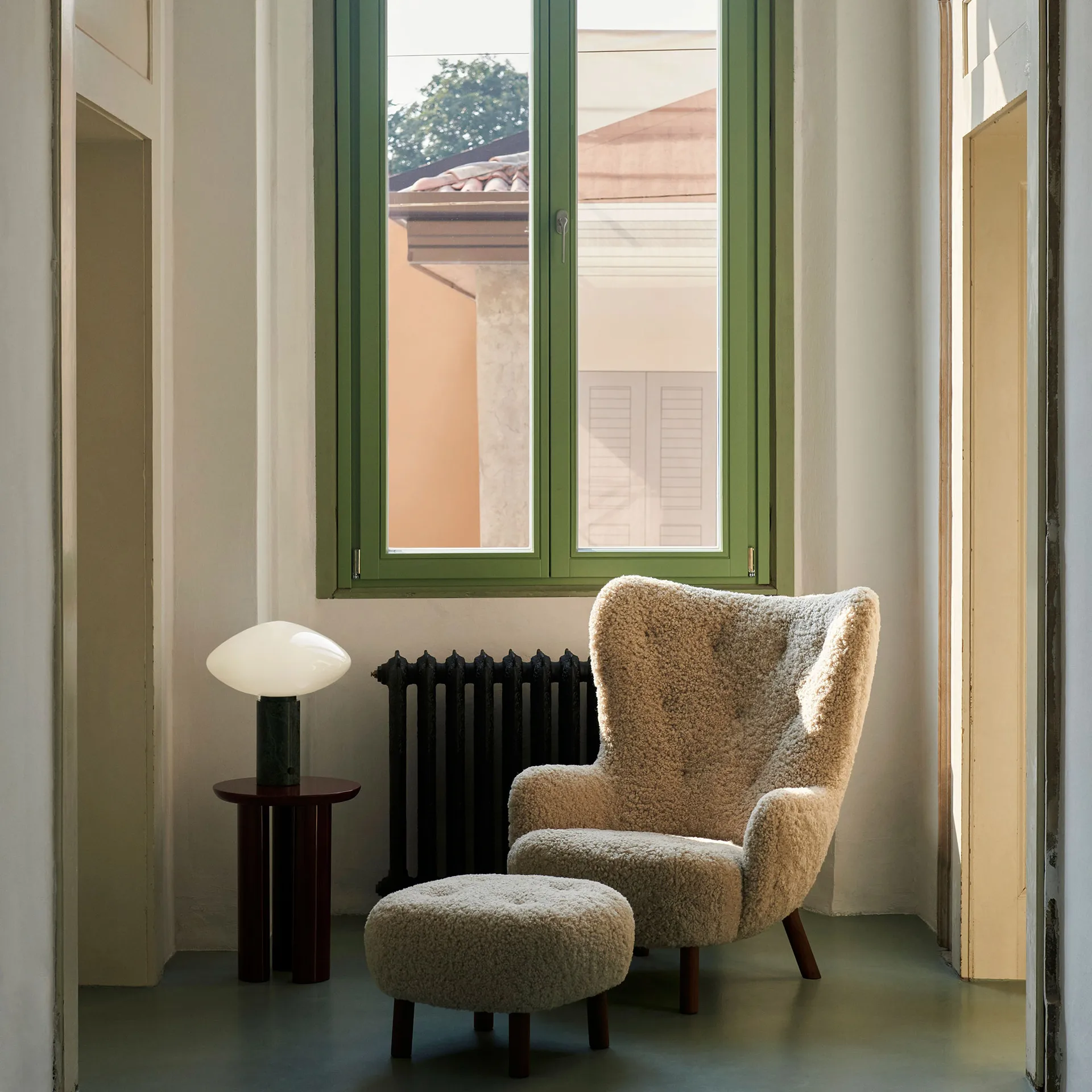 Petra VB3 High lænestol inkl. puf ATD1, Olieret valnød-Sheepskin Moonlight &Tradition