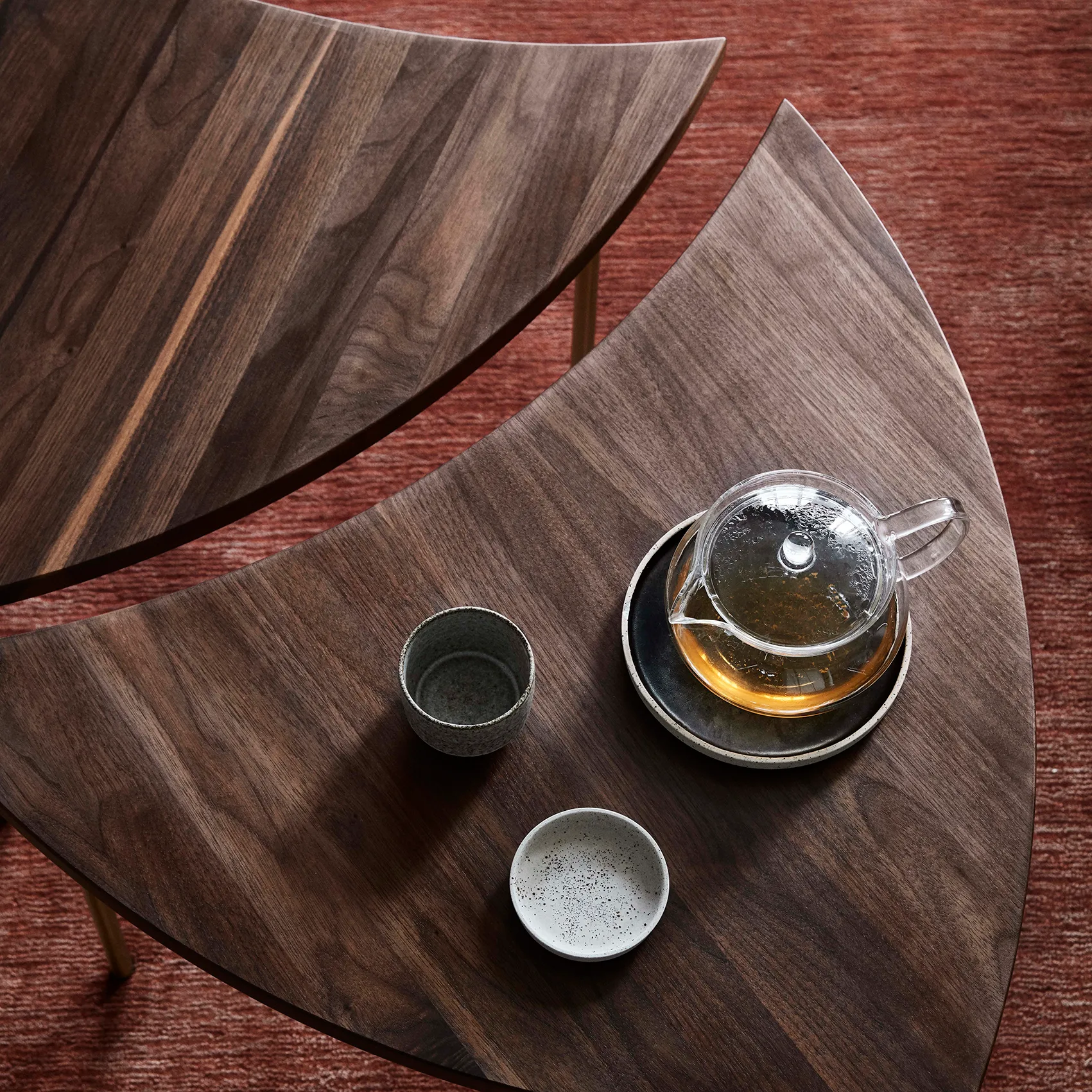 Pinwheel sidebord HM7, Valnød &Tradition