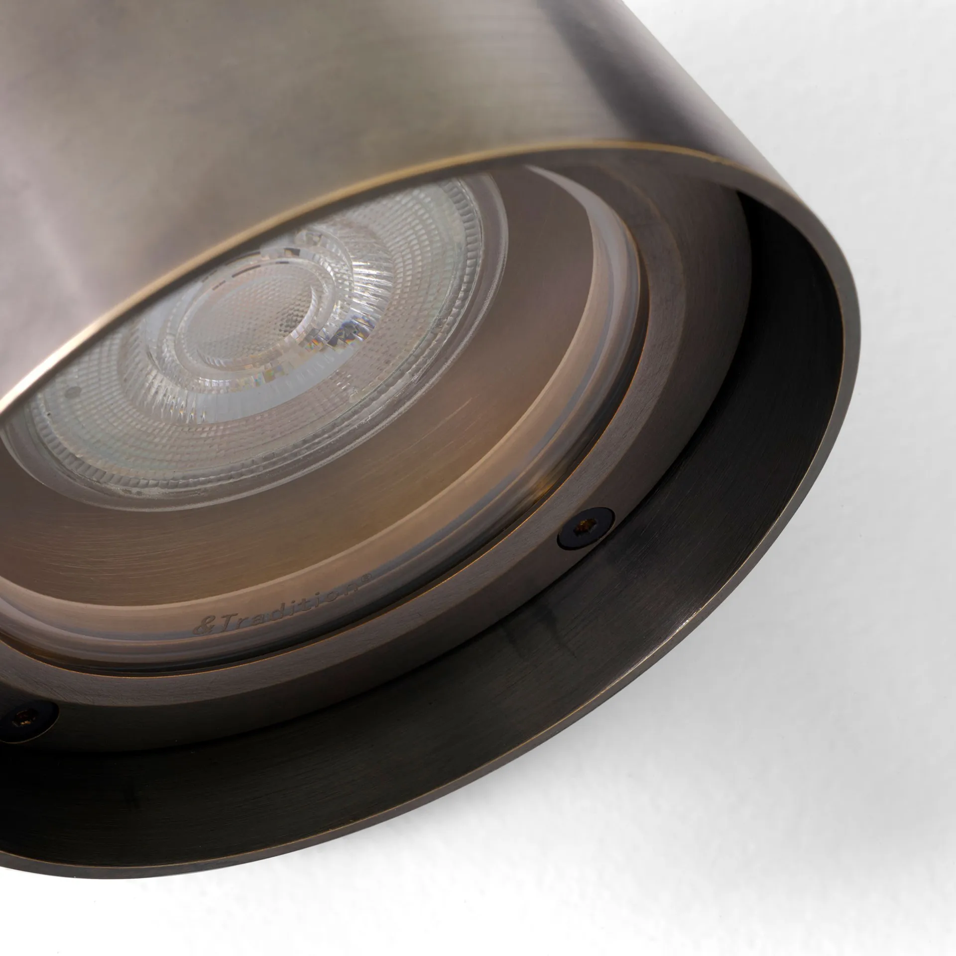 Solid SC105 væglampe, Bronzed brass &Tradition