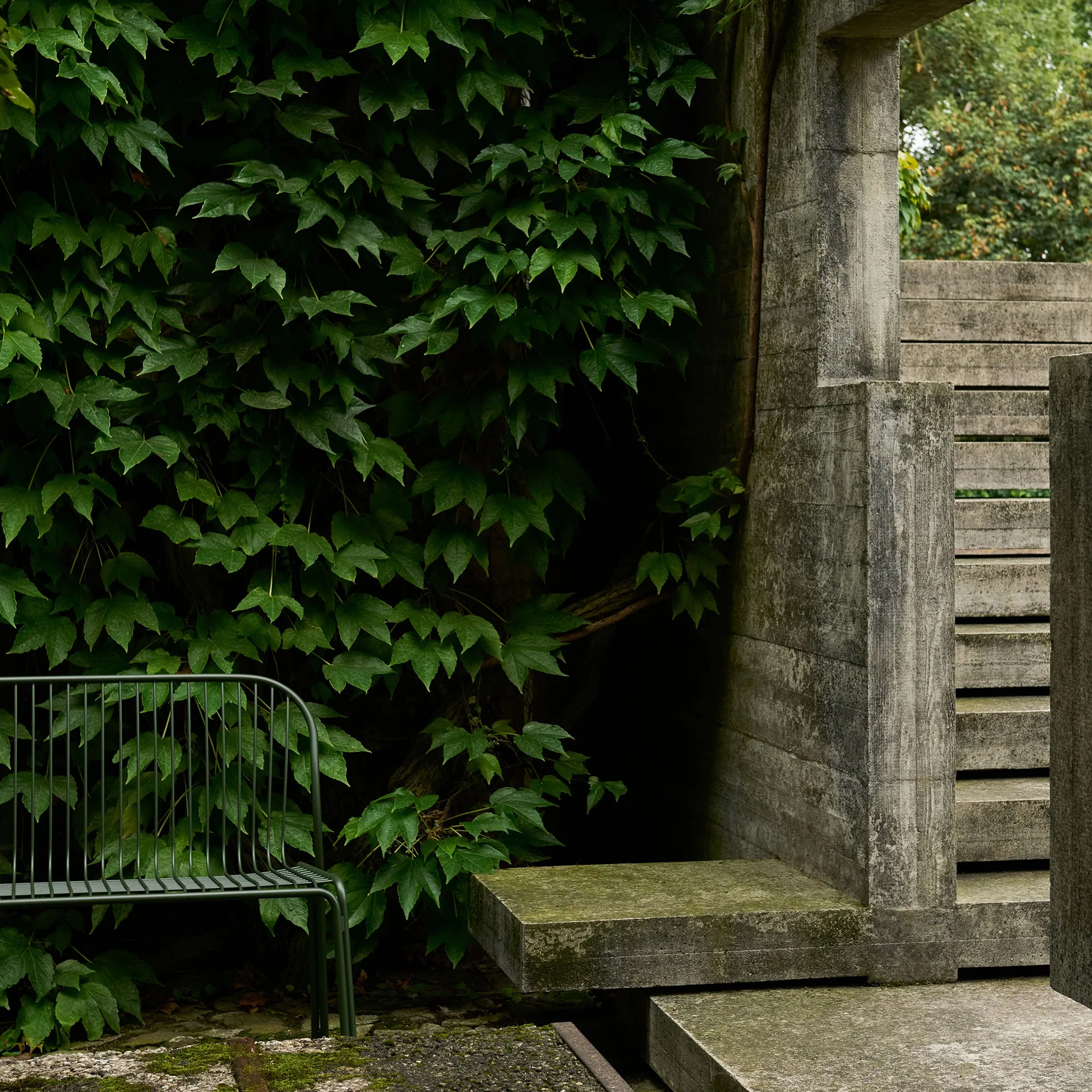 Thorvald SC111 bænk, Bronze green, 129 cm &Tradition