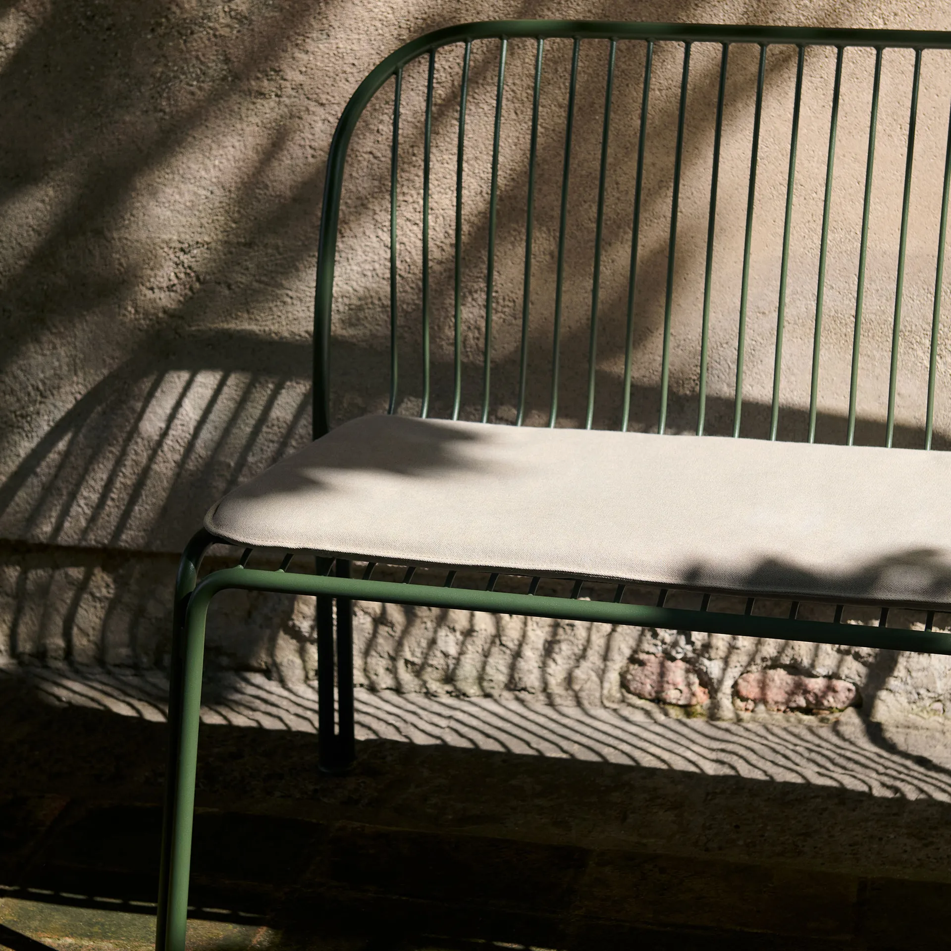 Thorvald SC111 bænk, Bronze green, 129 cm &Tradition