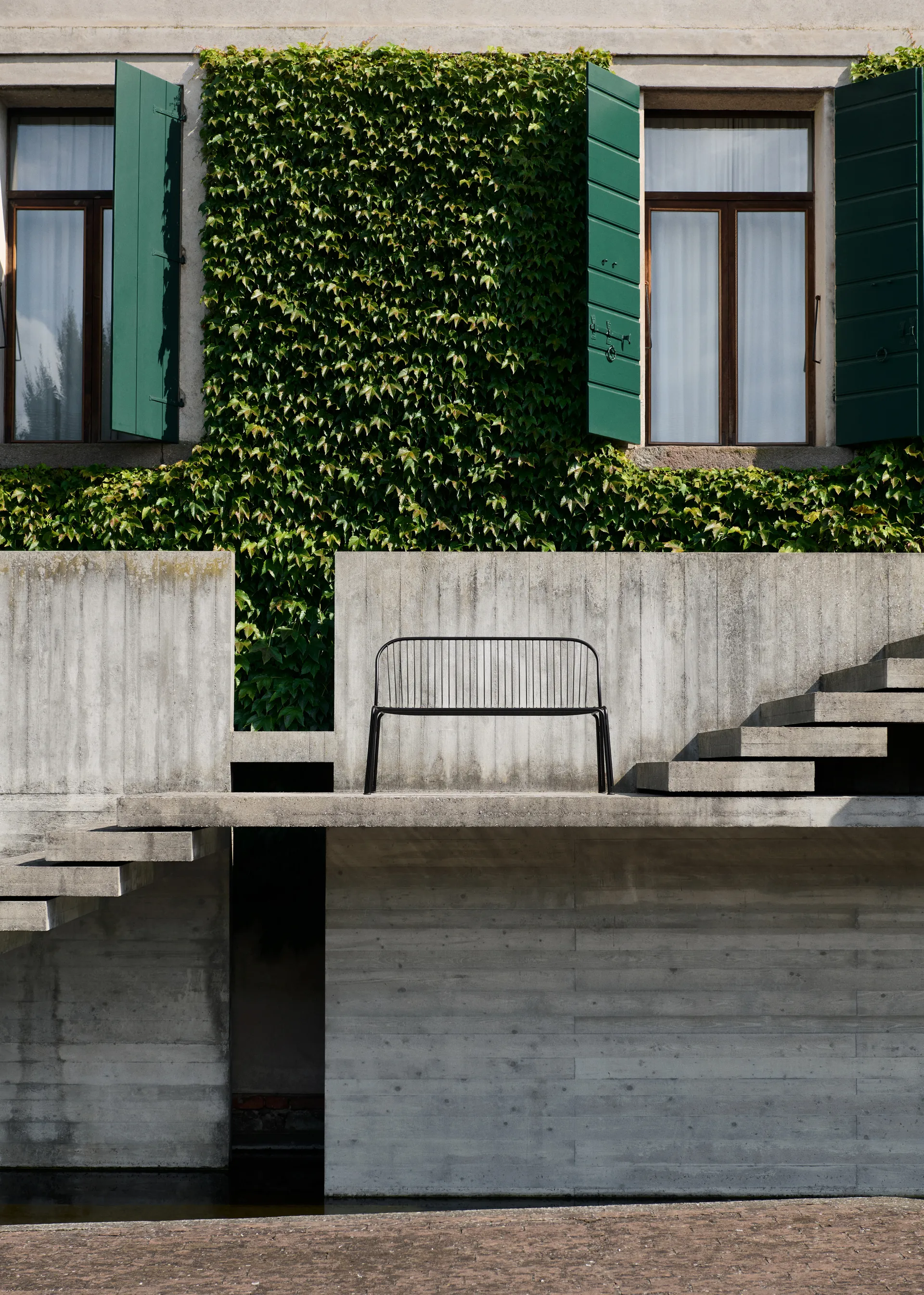 Thorvald SC111 bænk, Warm black, 129 cm &Tradition