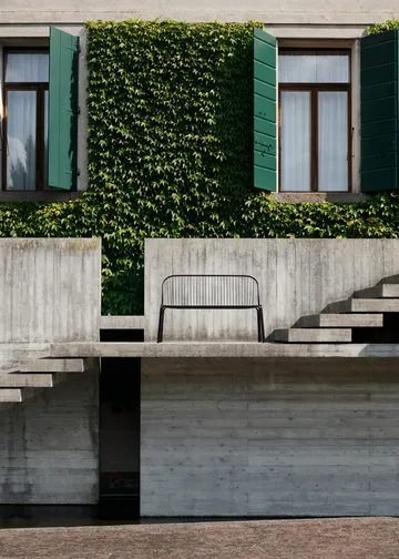 Thorvald SC111 bænk - Warm black, 129 cm - &Tradition