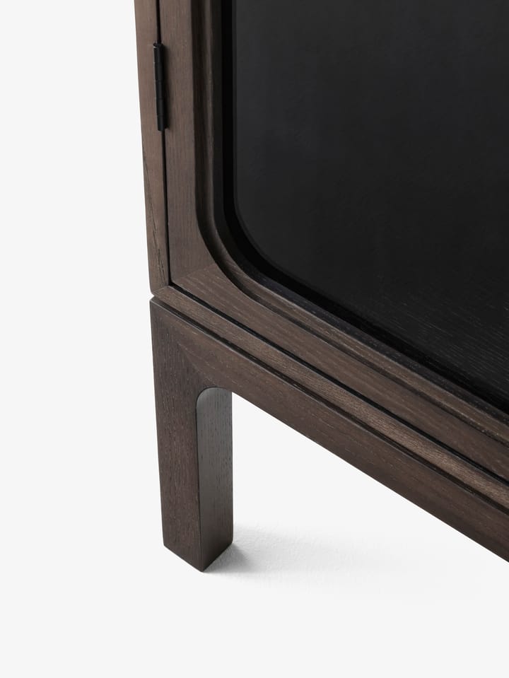 Trace SC87 vitrineskab 50x192x40 cm, Dark stained oak &Tradition
