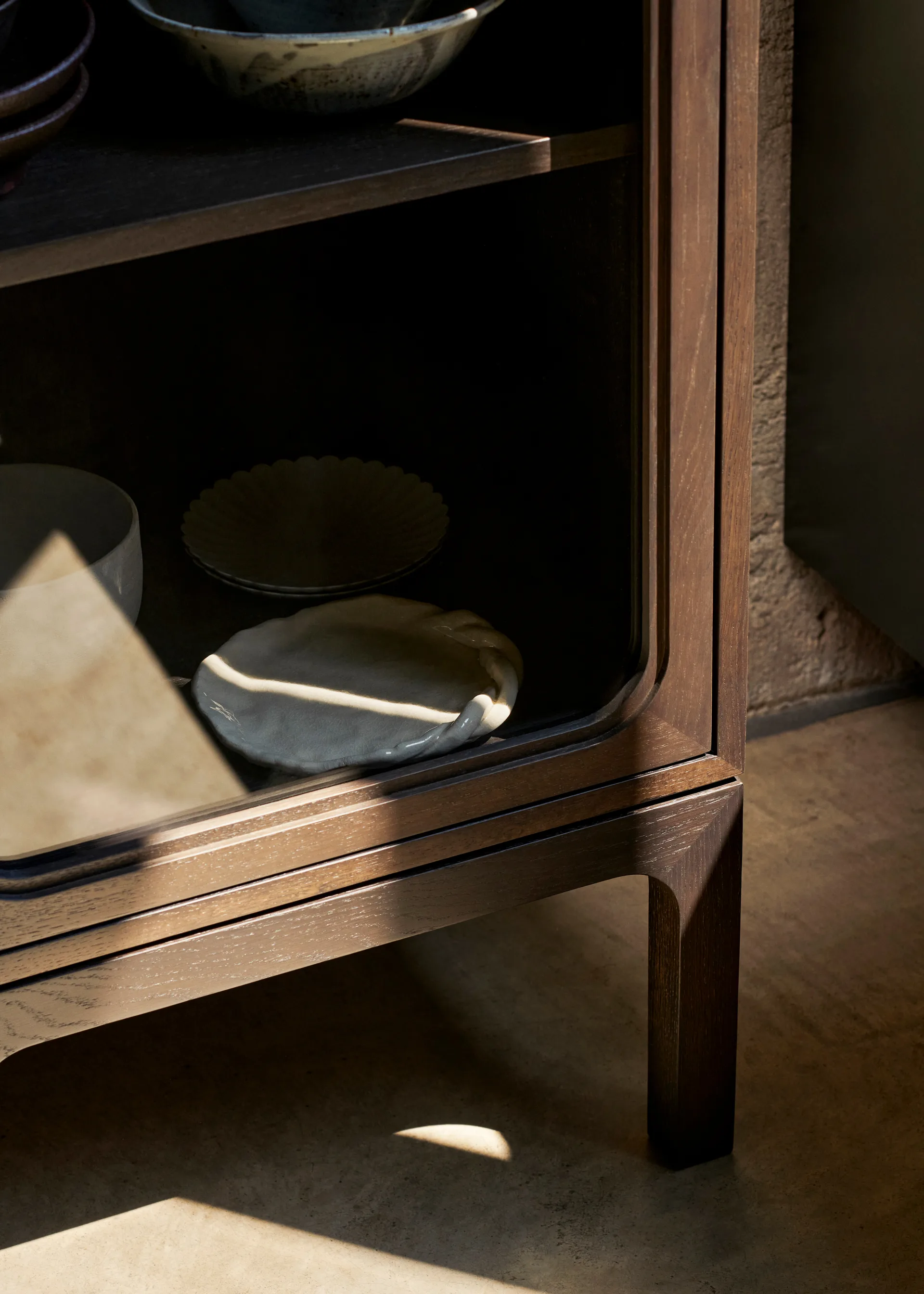 Trace SC87 vitrineskab 50x192x40 cm, Dark stained oak &Tradition