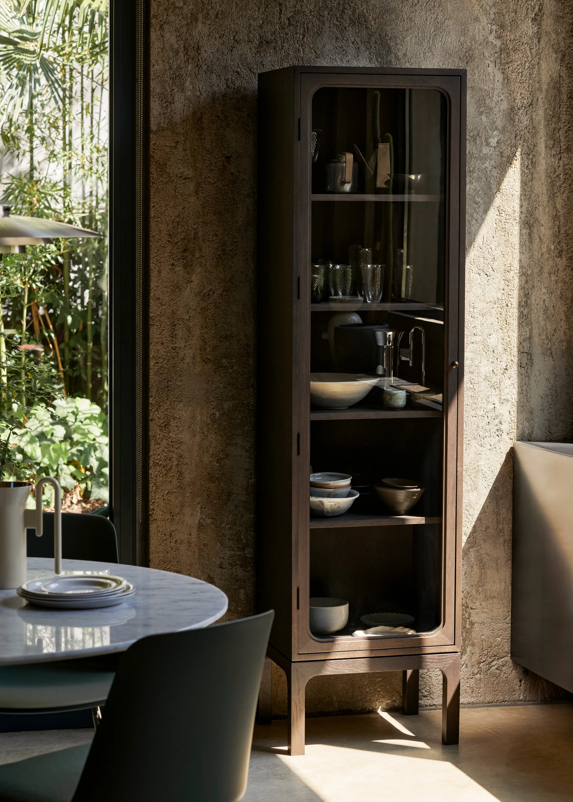 Trace SC87 vitrineskab 50x192x40 cm, Dark stained oak &Tradition