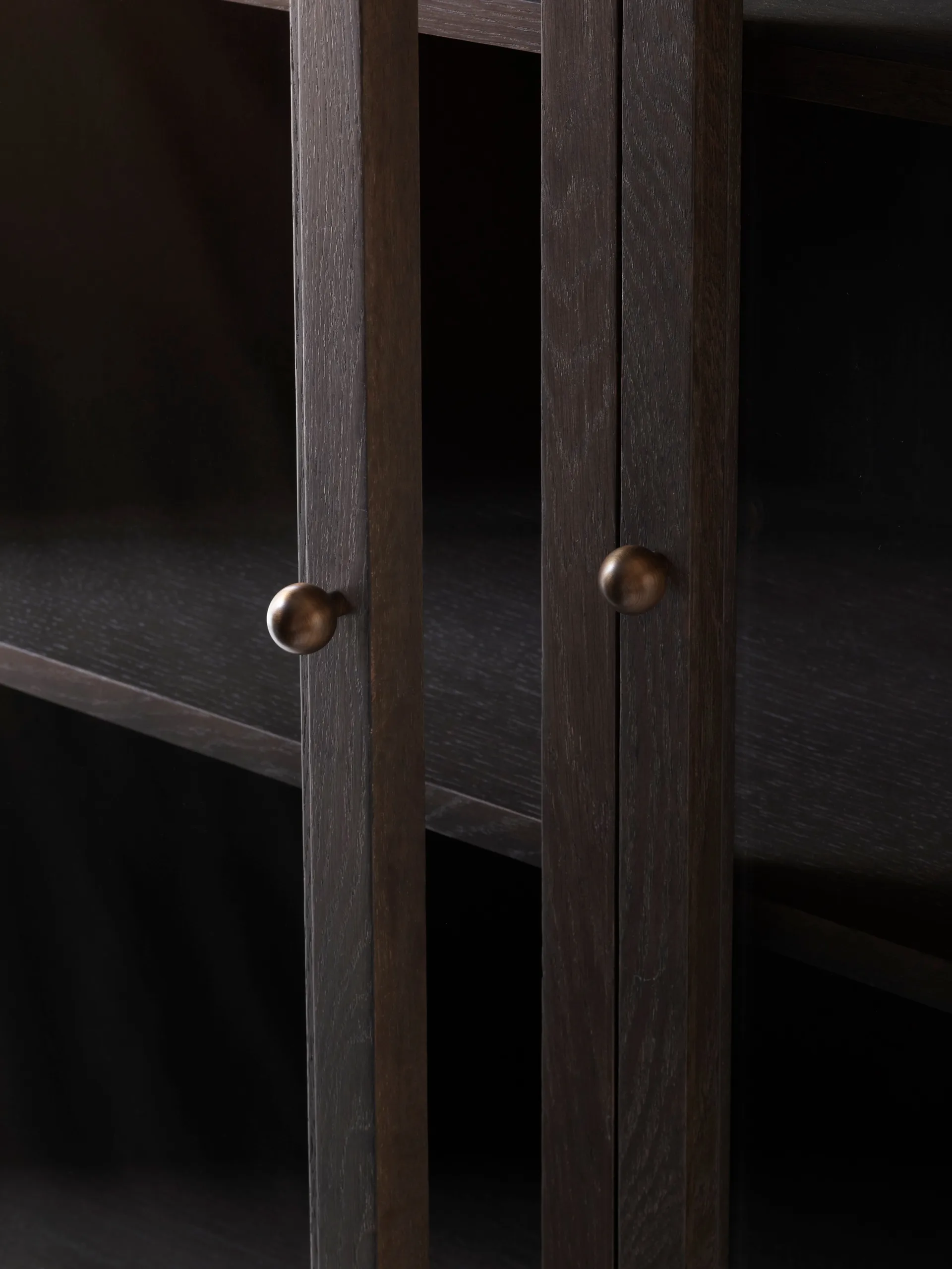 Trace SC88 vitrineskab 120x192x40 cm, Dark stained oak &Tradition