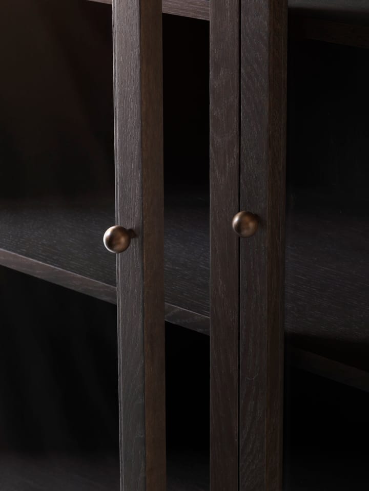 Trace SC88 vitrineskab 120x192x40 cm, Dark stained oak &Tradition